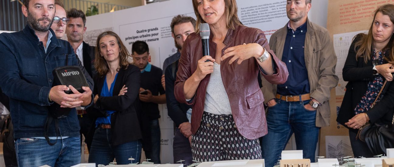 Claire Schorter, Grand Prix de l'urbanisme 2024, lors d'une conférence de presse sur l'aménagement du sud-ouest de l'île de Nantes, en juin 2022. © Jean-François Molière/Samoa